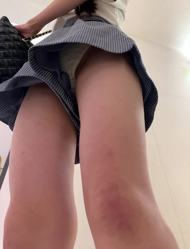 隙間 パンチラ 逆さ撮り エロ画像 【52】