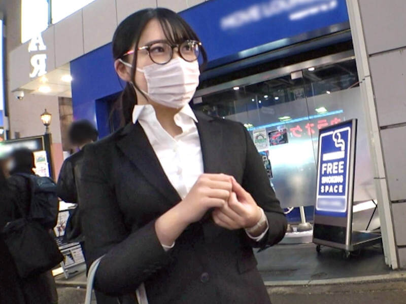 ほろ酔いの巨乳眼鏡新社会人をナンパしたAV