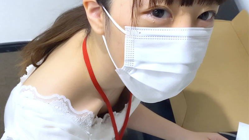 胸チラ OL エロ画像 【45】