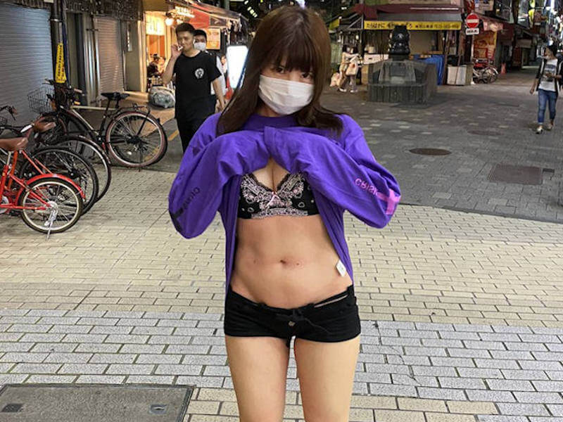 露出するマスク女子のエロ画像
