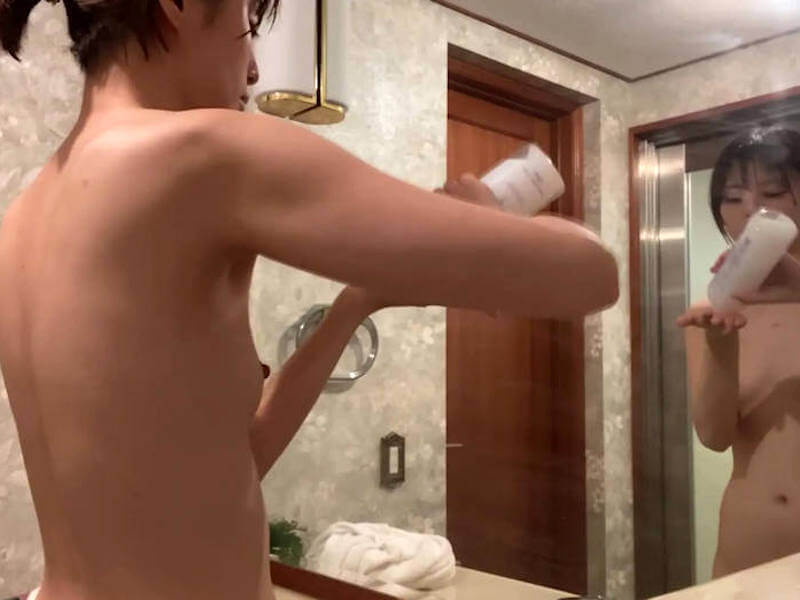 全裸でボディクリームを塗るエロ画像