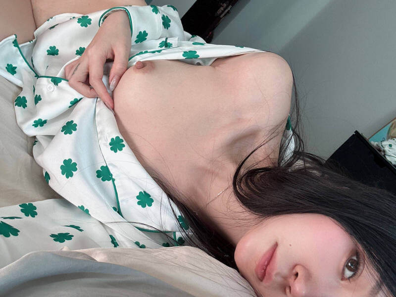 ずり下げてからおっぱい自撮りしたエロ画像