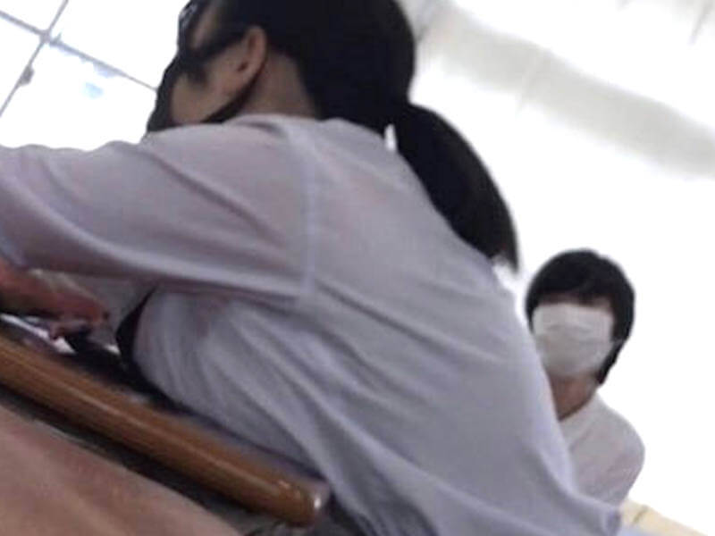 着衣巨乳なおっぱいJKのエロ画像