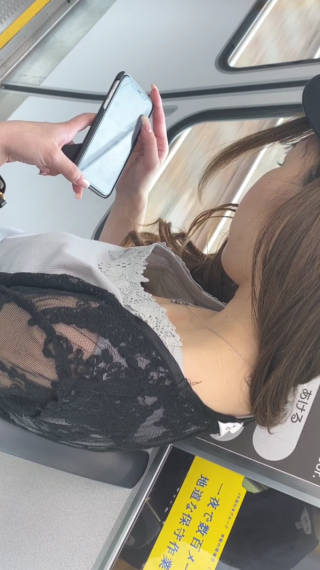 胸チラ エロ画像 【2】