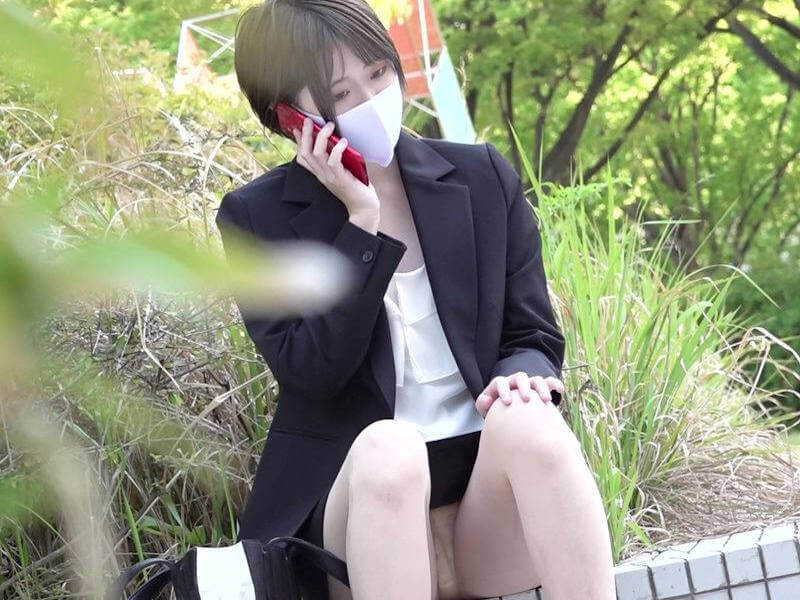 パンチラOLさんエロ画像