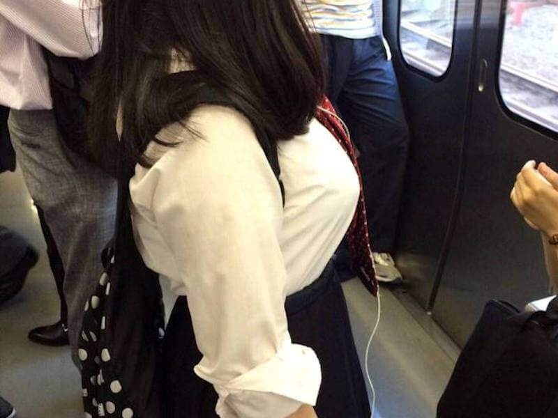 着衣巨乳が電車にいるエロ画像