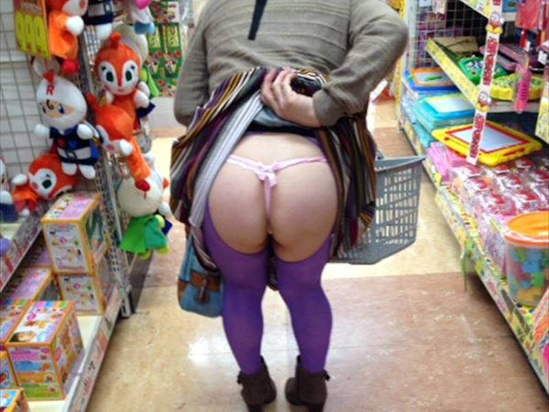 Tバックを露出したエロ画像
