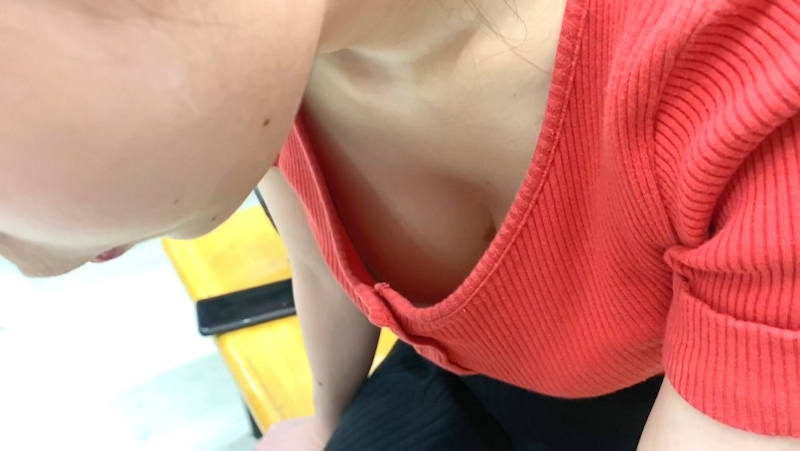 谷間 巨乳 胸チラ エロ画像 【3】
