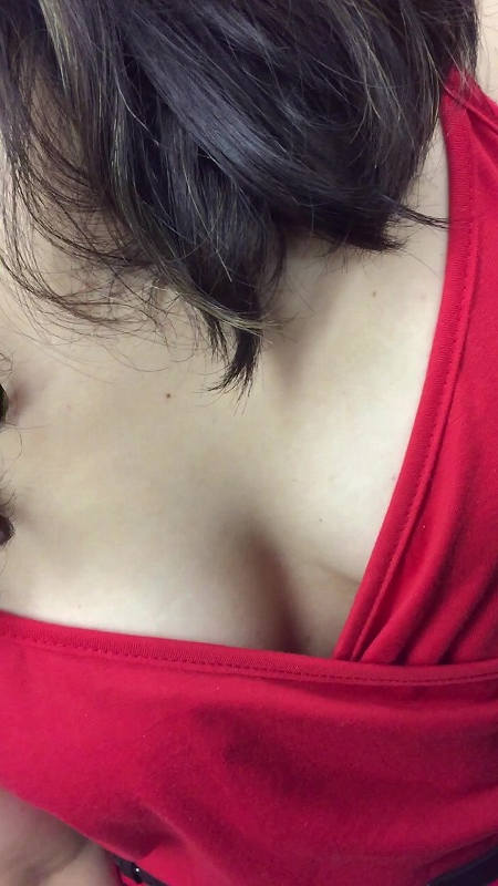 谷間 巨乳 胸チラ エロ画像 【8】