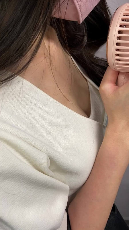 谷間 巨乳 胸チラ エロ画像 【15】