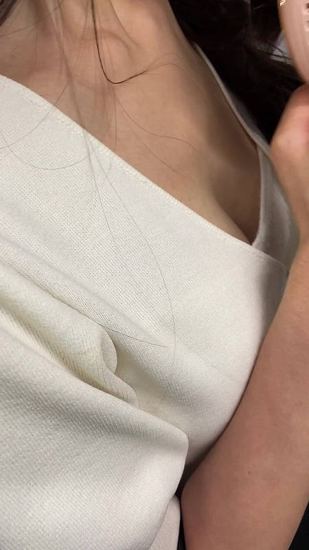 谷間 巨乳 胸チラ エロ画像 【16】