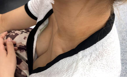 谷間 巨乳 胸チラ エロ画像 【17】