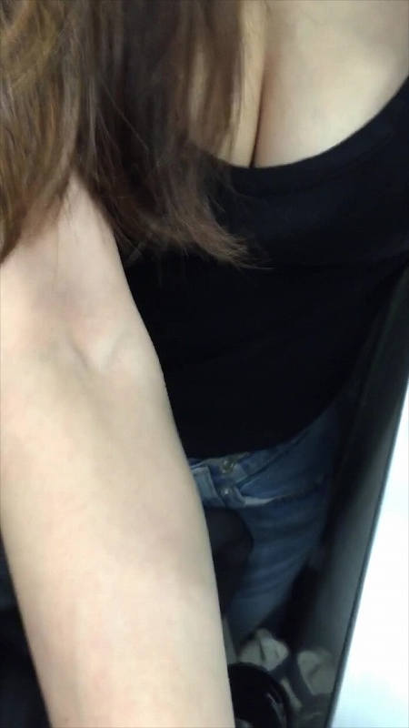 谷間 巨乳 胸チラ エロ画像 【24】