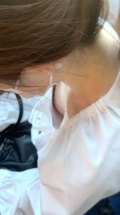 谷間 巨乳 胸チラ エロ画像 【28】