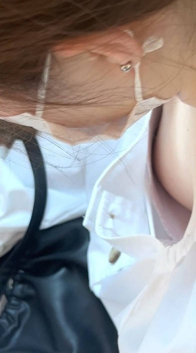 谷間 巨乳 胸チラ エロ画像 【29】