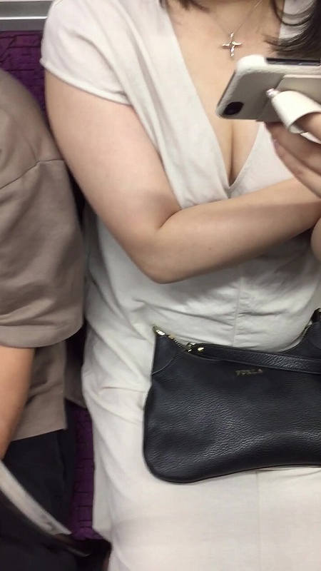 谷間 巨乳 胸チラ エロ画像 【30】