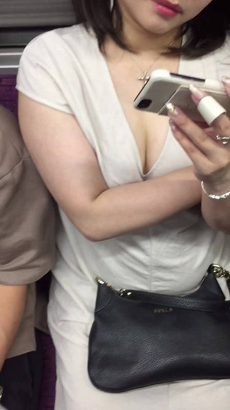 谷間 巨乳 胸チラ エロ画像 【31】