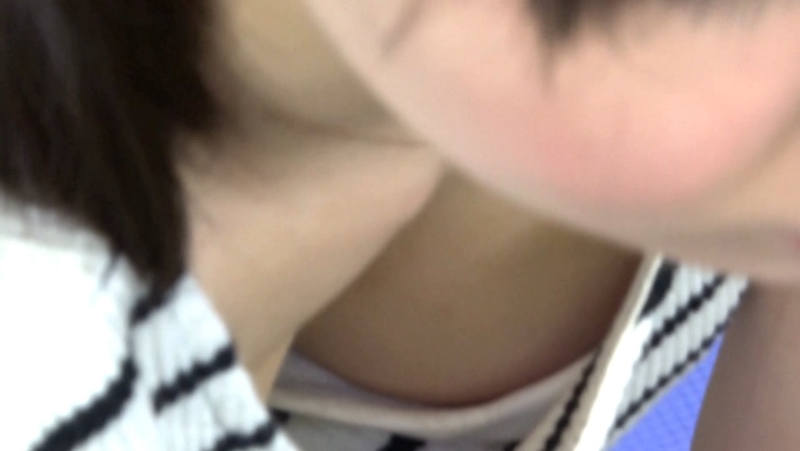 谷間 巨乳 胸チラ エロ画像 【37】