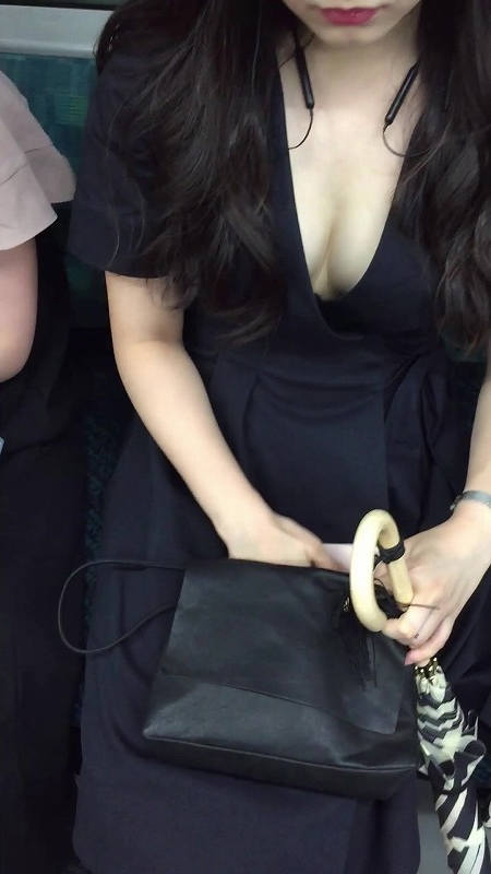 谷間 巨乳 胸チラ エロ画像 【41】