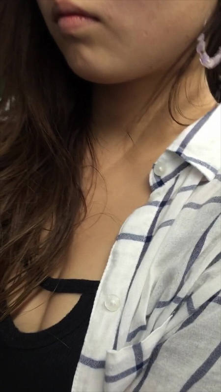 谷間 巨乳 胸チラ エロ画像 【42】