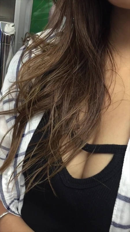 谷間 巨乳 胸チラ エロ画像 【43】