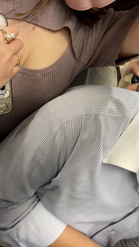 谷間 巨乳 胸チラ エロ画像 【45】