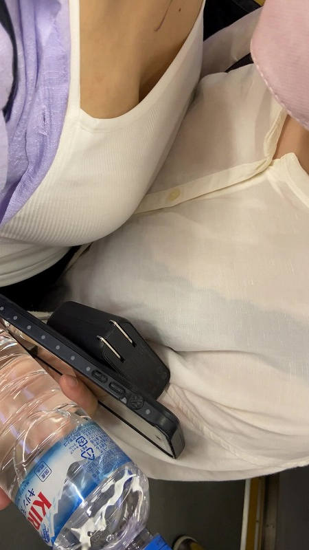 谷間 巨乳 胸チラ エロ画像 【48】
