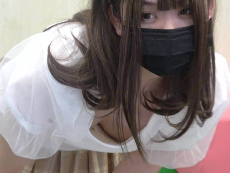 緩い人妻胸チラエロ画像
