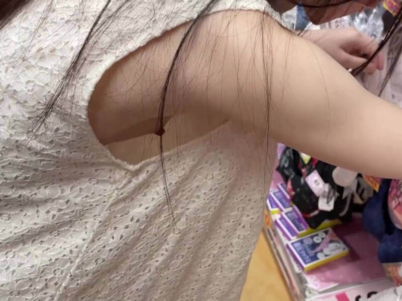 胸チラノースリーブ女子のエロ画像
