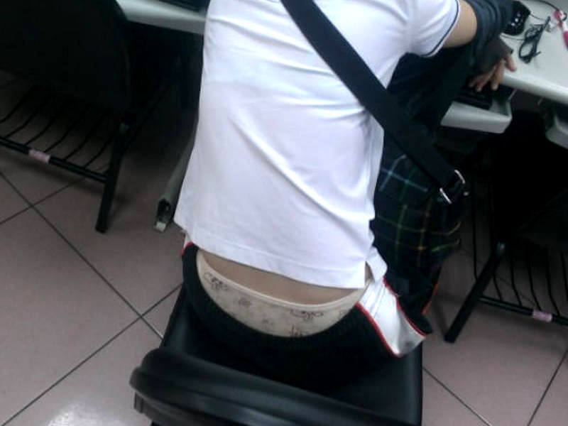 座り腰パンチラのエロ画像