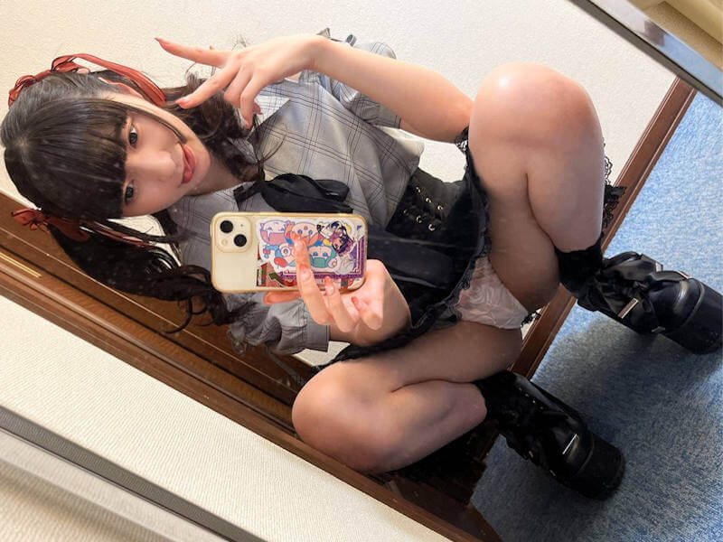 パンチラ鏡撮りエロ画像
