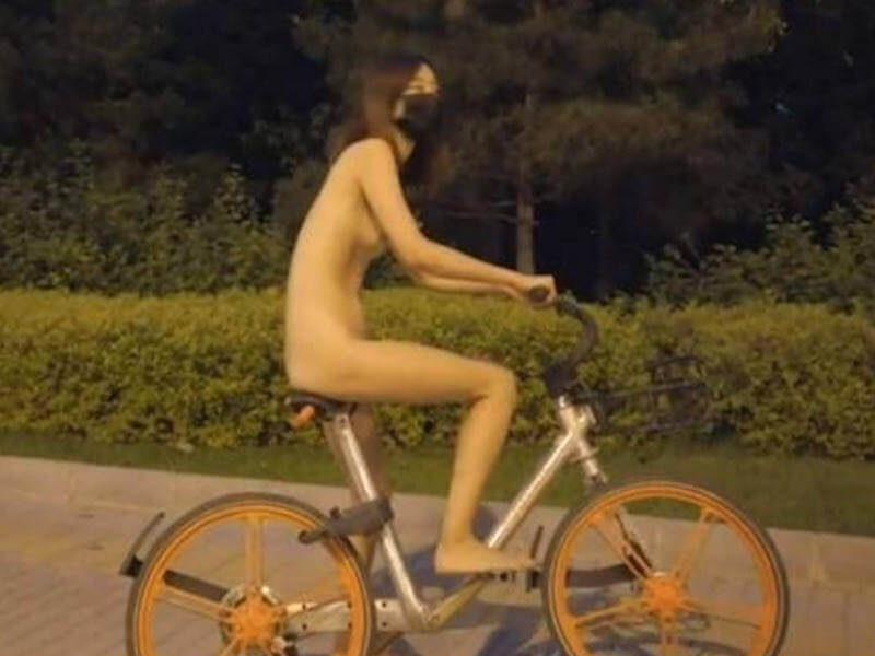 全裸で自転車に乗る露出サイクリングエロ画像