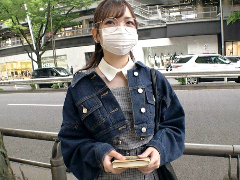マン毛が薄毛な色白眼鏡女子のAV