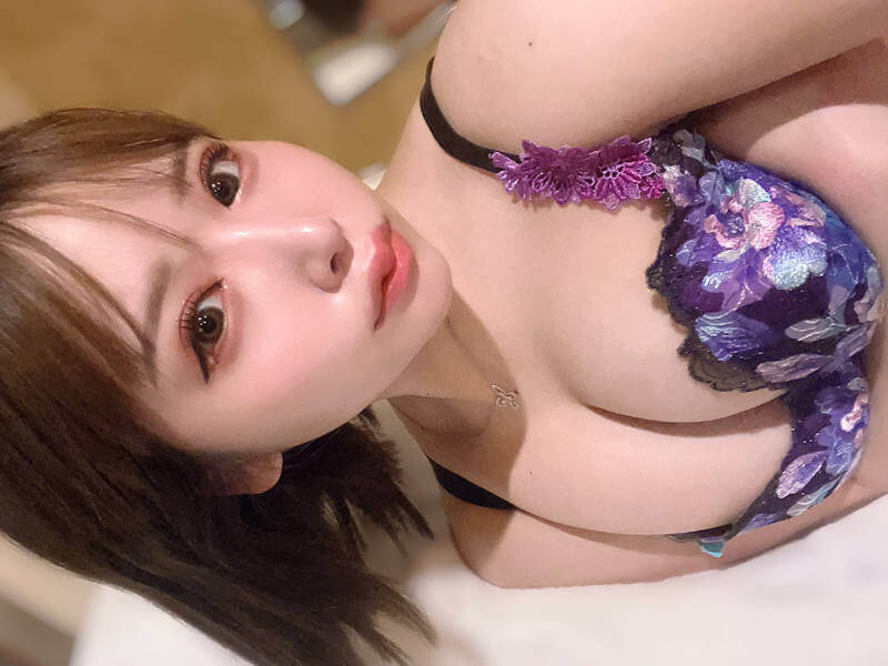 ブラジャーと谷間のエロ画像