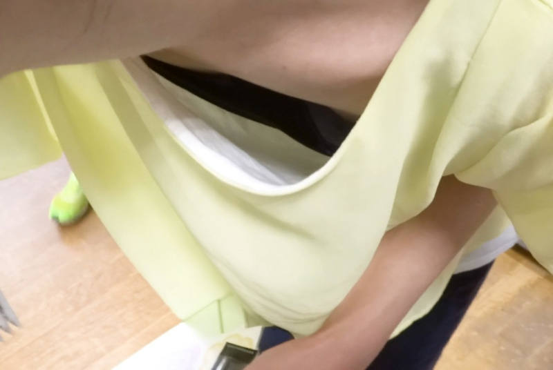 おっぱい 胸チラ エロ画像 【16】