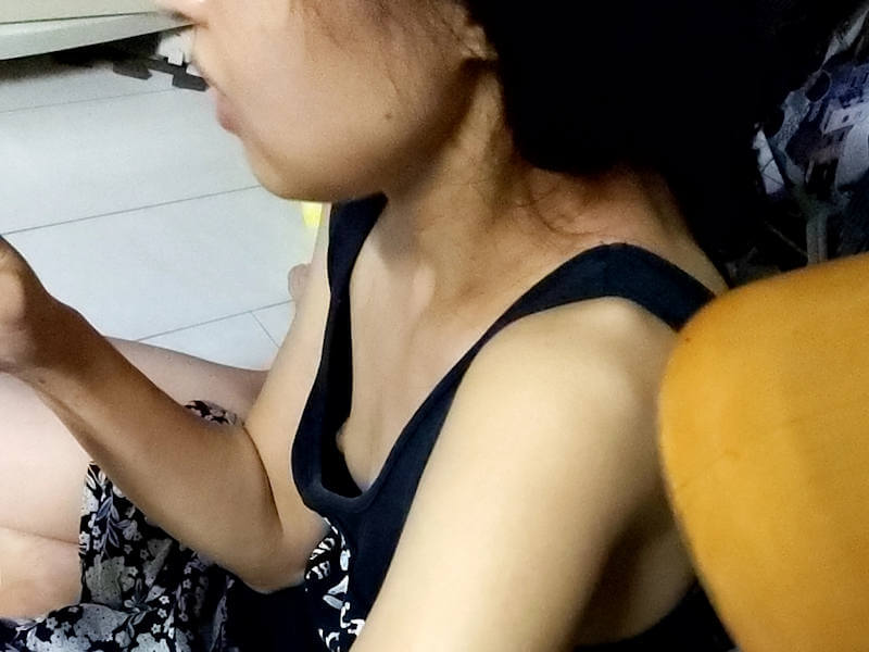 貧乳な人妻さんのエロ画像
