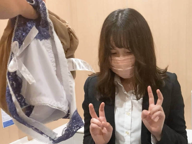 OLのパンティが見たいエロ画像
