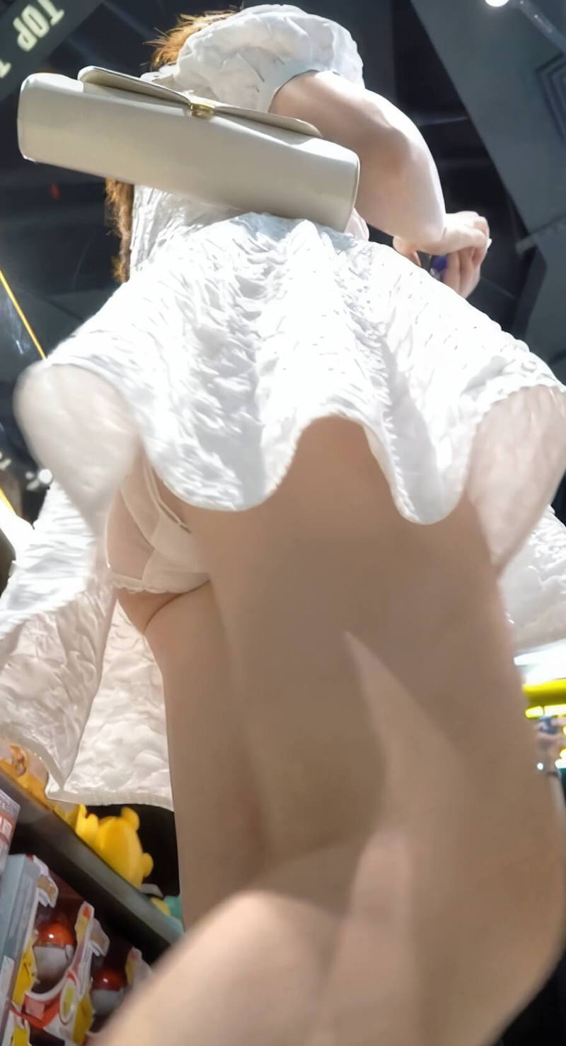 逆さ撮り シースルー パンツ パンチラ エロ画像 【3】