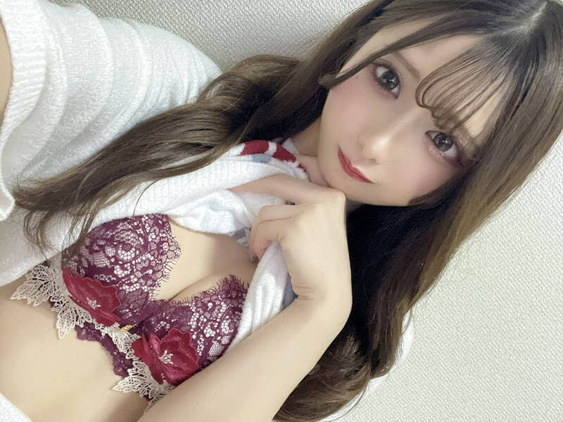 たくし上げてブラジャー見せますエロ画像