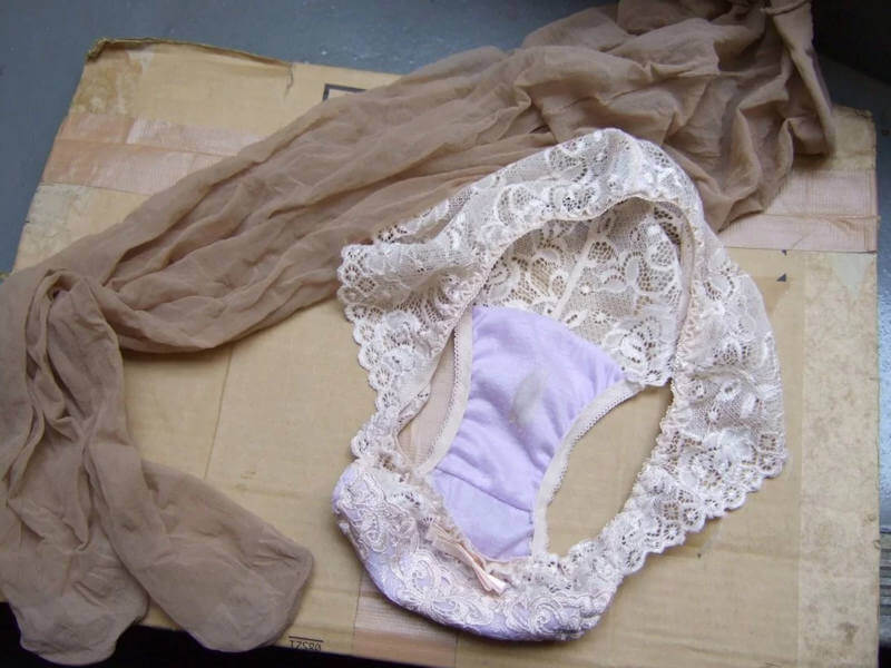 OLが脱いだ使用済み下着のエロ画像