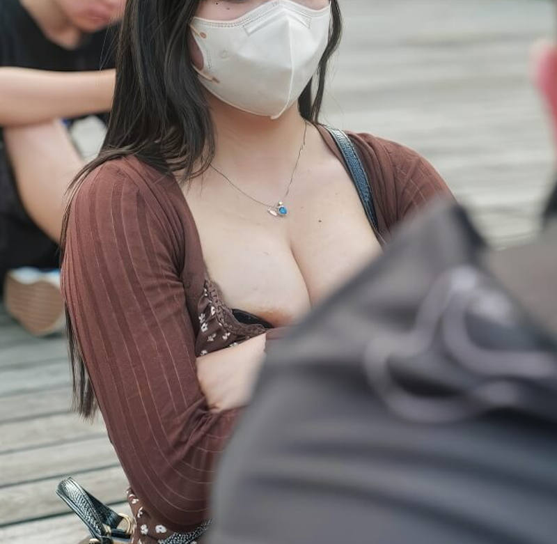 乳輪 ポロリ エロ画像 【3】