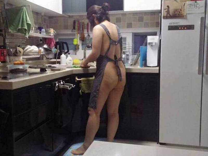 裸エプロン姿の熟女人妻エロ画像