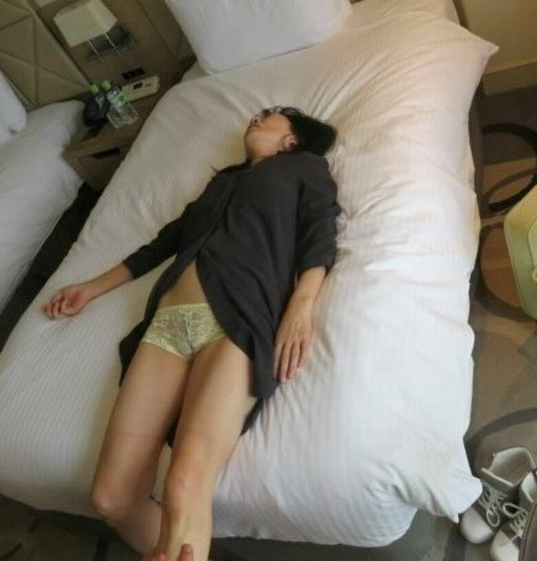 仰向け 人妻 エロ画像 【23】