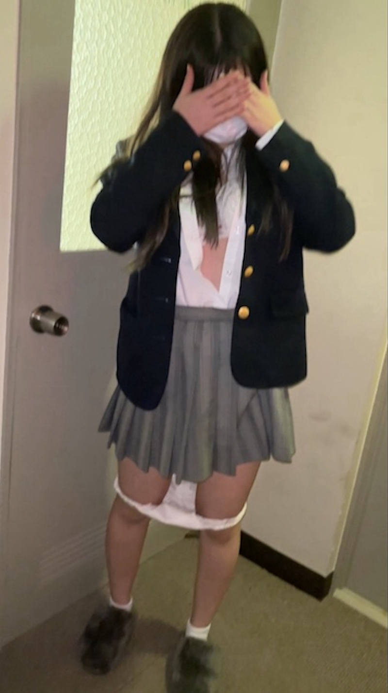 洋服 下着 脱ぎかけ エロ画像 【6】