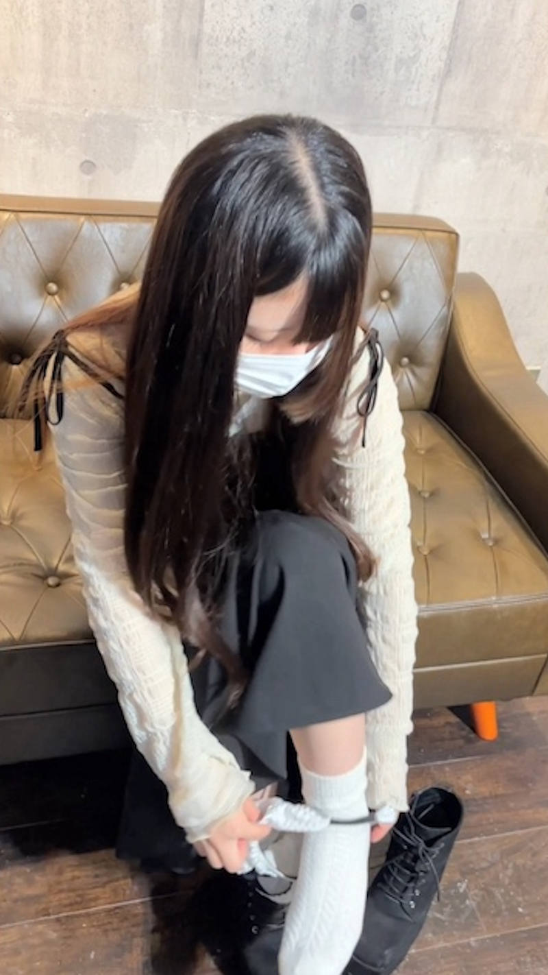 洋服 下着 脱ぎかけ エロ画像 【7】