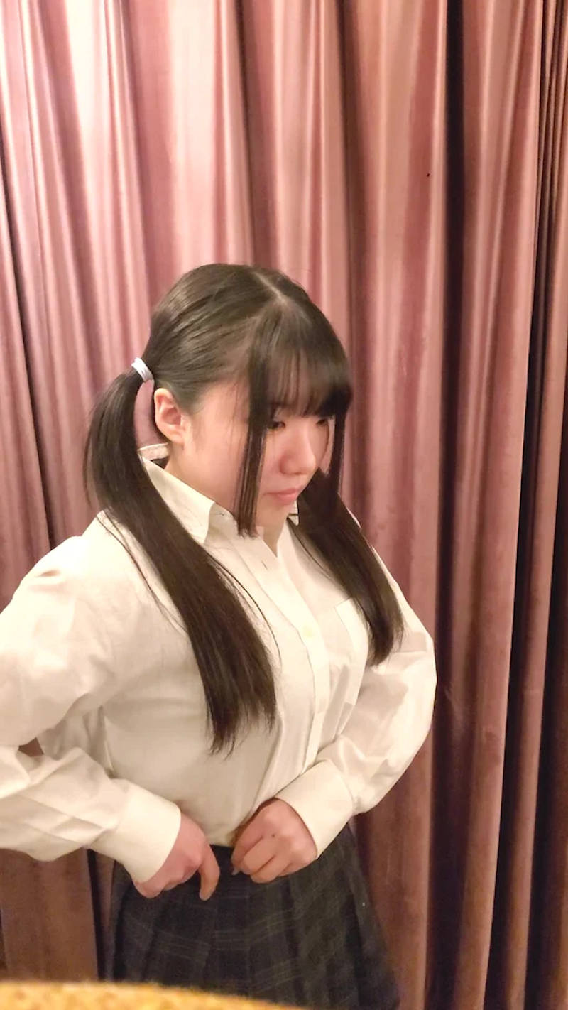 洋服 下着 脱ぎかけ エロ画像 【29】