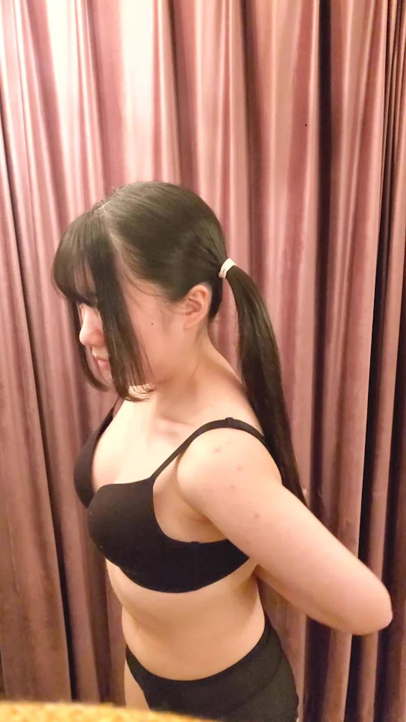 洋服 下着 脱ぎかけ エロ画像 【31】