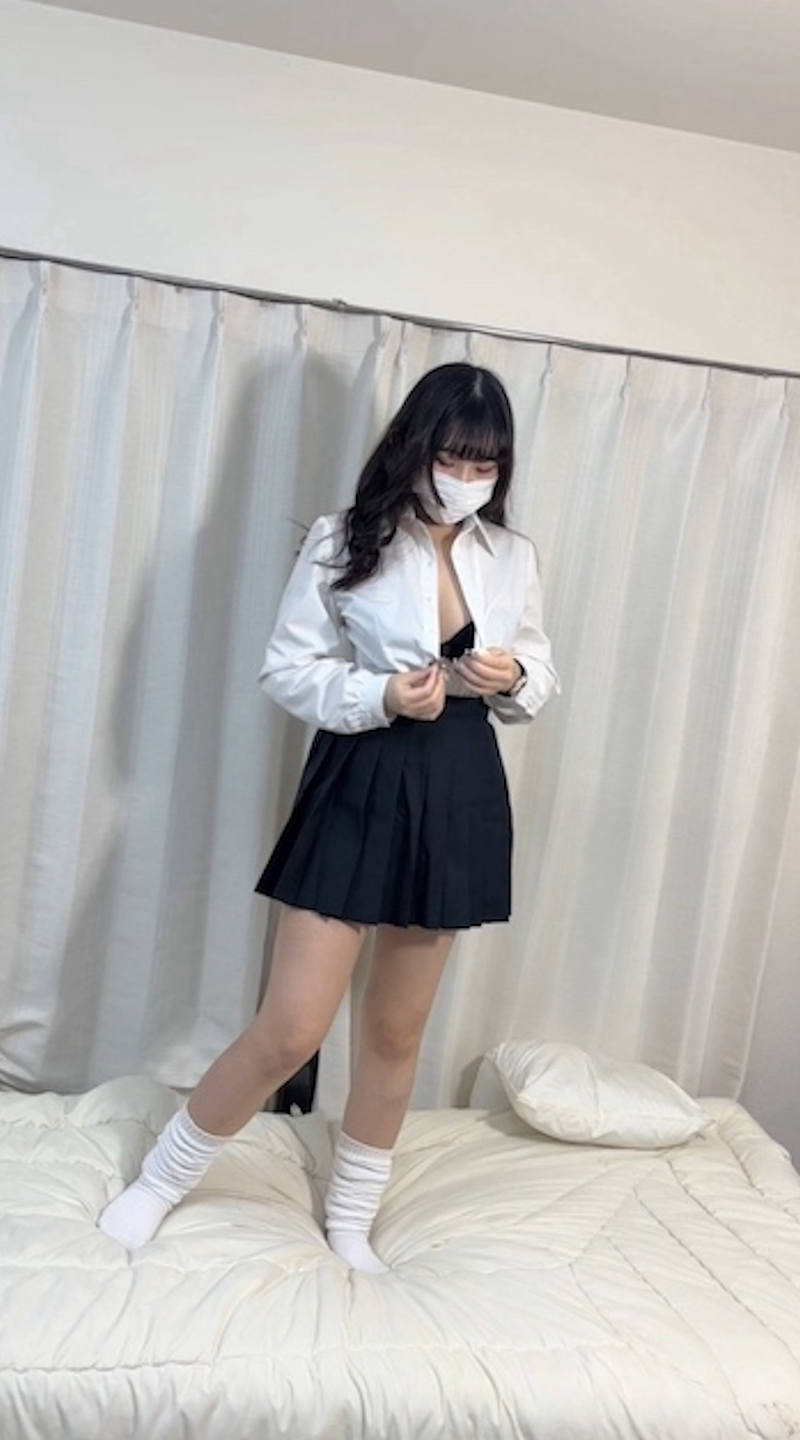 洋服 下着 脱ぎかけ エロ画像 【41】