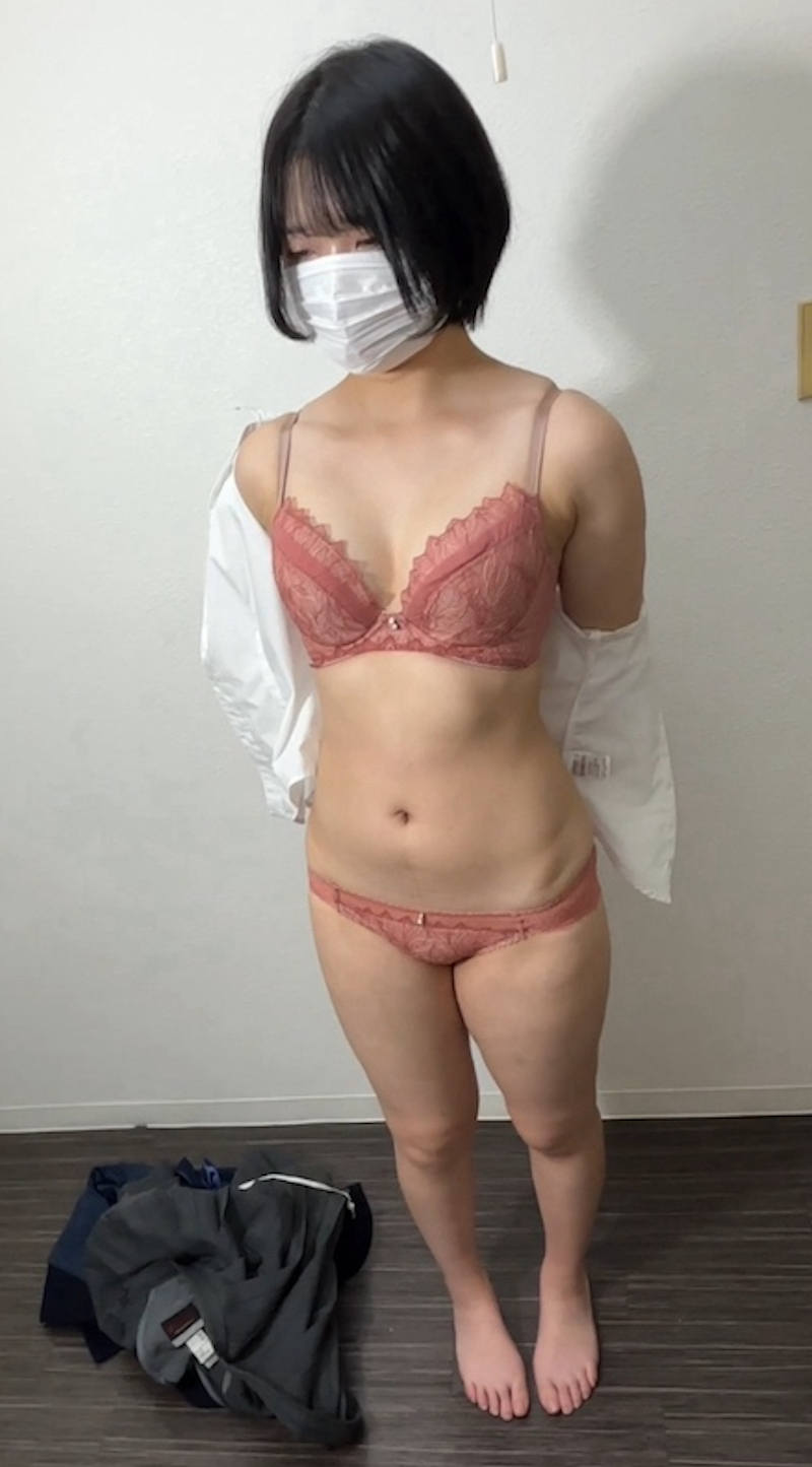 洋服 下着 脱ぎかけ エロ画像 【47】