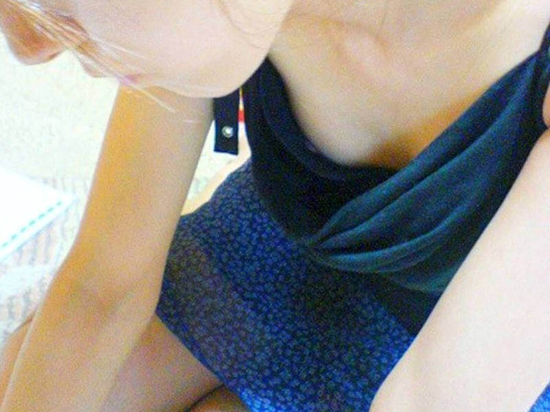 自宅撮りの胸チラエロ画像